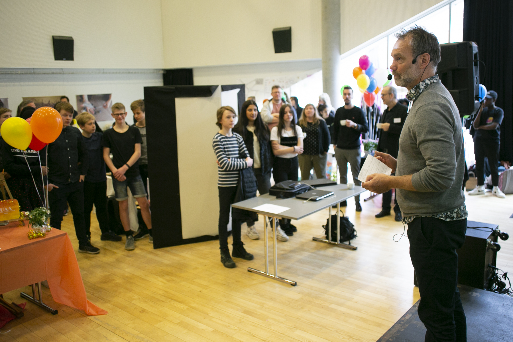 Anders Rasmussen, Chef for Grundskole & Ungdomsuddannelser ved Fonden for Entreprenørskab byder velkommen.Den 11. april 2019 afholdes den første konkurrence i projektet Iværksætterunge. Iværksætterunge har til formål at give elever i 7.-9. klasse iværksætterkompetencer og -erfaringer og at give dem et sted, hvor de kan omsætte teori til praksis. På den måde er eleverne med til at skabe en iværksætterkultur i udsatte boligområder i Aarhus.