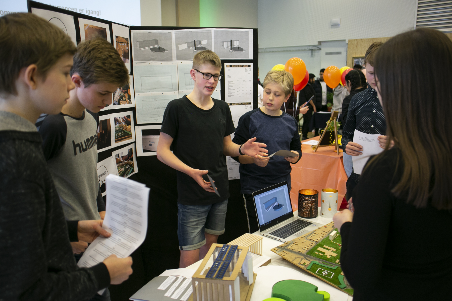 Elever fra skoler i Aarhus pincher deres idéer for dommerne.Den 11. april 2019 afholdes den første konkurrence i projektet Iværksætterunge. Iværksætterunge har til formål at give elever i 7.-9. klasse iværksætterkompetencer og -erfaringer og at give dem et sted, hvor de kan omsætte teori til praksis. På den måde er eleverne med til at skabe en iværksætterkultur i udsatte boligområder i Aarhus.