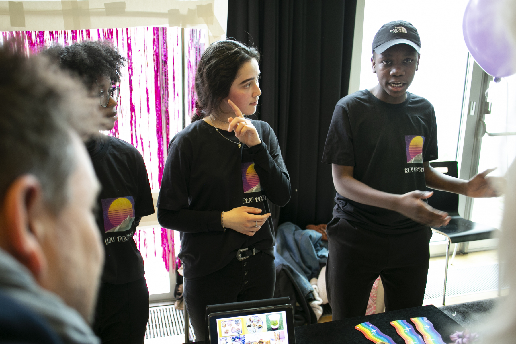 Elever fra skoler i Aarhus pincher deres idéer for dommerne.Den 11. april 2019 afholdes den første konkurrence i projektet Iværksætterunge. Iværksætterunge har til formål at give elever i 7.-9. klasse iværksætterkompetencer og -erfaringer og at give dem et sted, hvor de kan omsætte teori til praksis. På den måde er eleverne med til at skabe en iværksætterkultur i udsatte boligområder i Aarhus.